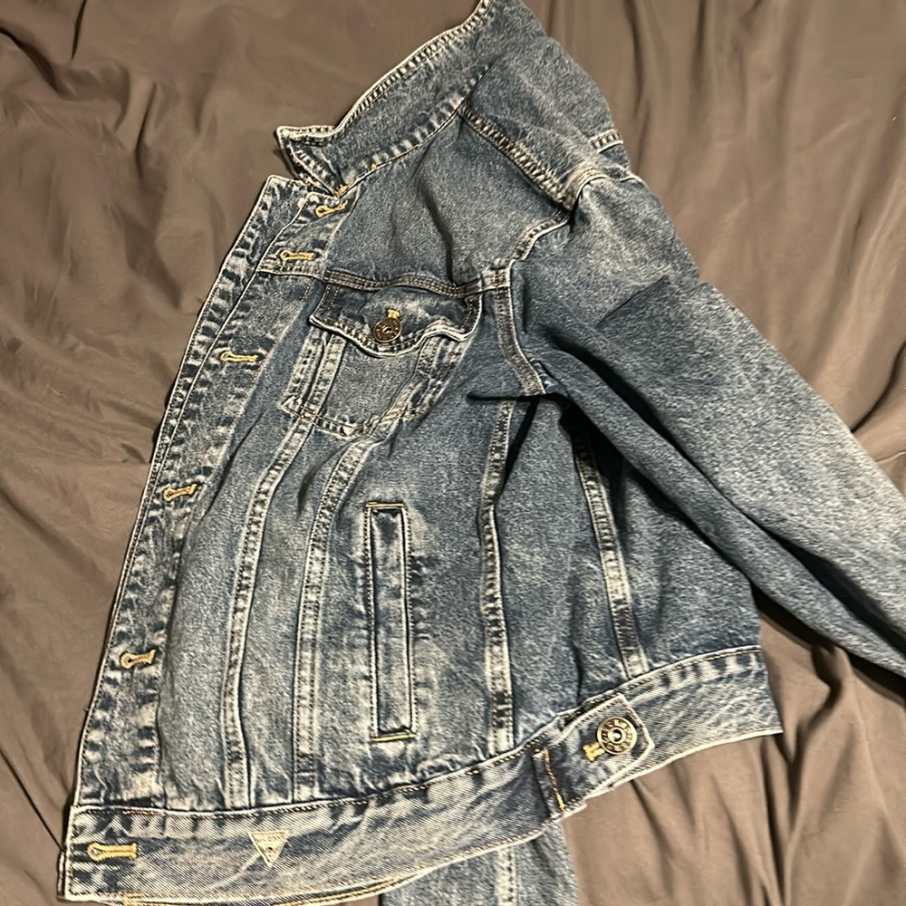 Jean jacket adults small very nice no returns guess jacket